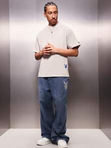 PLAYBOY X SUMWON 男士常规版型圆领短袖罗纹T恤，背面印有大号字母图案，休闲日常穿着 - 淺灰色 - 查看 3