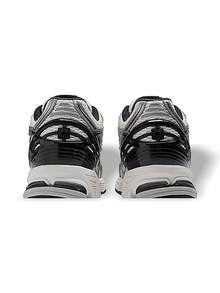 New Balance 1906R 男女通用运动鞋，金属银色，吸汗透气，缓震轻便，百搭时尚，纯色Logo，适合运动、户外、跑步、日常穿着，白色/银色/黑色，货号：M1906RER - 白色/銀色/黑色 - 查看 7