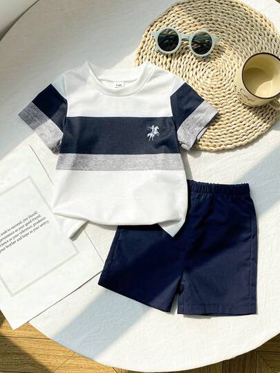 Bộ 2 món cho bé trai, phong cách tối giản, màu trắng, xanh navy, xám phối tương phản, họa tiết ngựa, cổ tròn, tay ngắn, kết hợp với quần short vải thun lưng chun. Thiết kế đơn giản, thời trang, phù hợp cho trang phục thường ngày mùa hè, thể hiện cá tính riêng của bé trai, thích hợp cho trang phục thường nhật của trẻ sơ sinh.