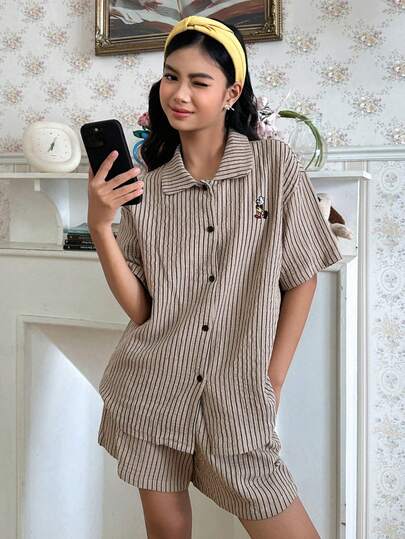 DAZY Bộ đồ ngủ cho bé gái tuổi teen, gồm áo ngắn tay kẻ sọc hình gấu hoạt hình và quần short.
