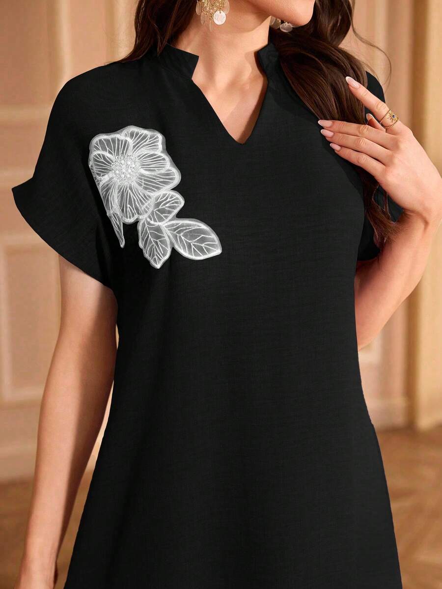 Al Najma Vestido elegante con cuello Mao, mangas raglán y bordado floral en el cuello - Negro - Ver 1