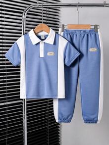 SHEIN Streecool Kids 男童休闲Polo衫套装（2件套），上衣采用撞色拼接设计，并饰有织唛，裤子采用撞色锥形裤腿设计，面料舒适，适合夏秋穿着。 - 霧霾藍 - 查看 6