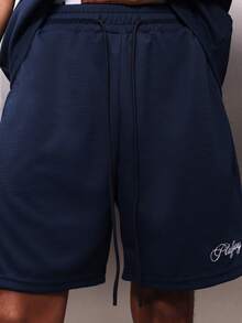 PLAYBOY X SUMWON Bộ đồ nam màu xanh hải quân gồm áo polo và quần short, kiểu dáng đồng bộ, thích hợp cho mùa hè. Áo cổ bẻ kết hợp với quần short có dây rút ở eo. - Màu xanh lam - Xem 6