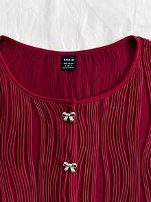 Soleia 女士度假针织红色波浪纹理圆领开衫，饰有精致蝴蝶结、金属纽扣和开衩下摆，修身T恤款式，适合派对、情人节、中国新年、复活节、狂欢节、下午茶等场合。 - 酒紅色 - 查看 4