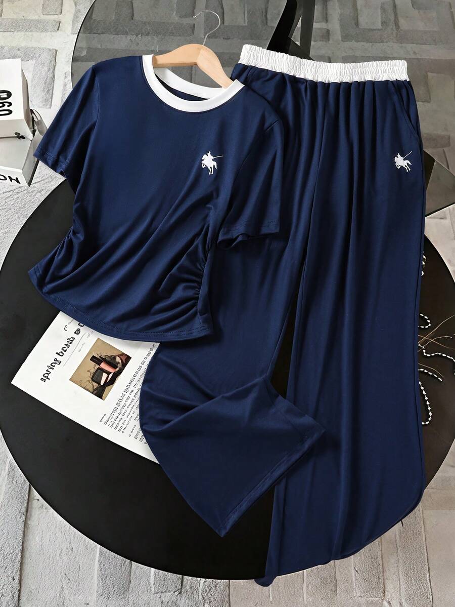 Un conjunto de verano de una pieza, manga corta, casual, con estampado descentrado, para adolescentes. Incluye pantalones rectos deportivos y casuales, y una blusa de manga corta ligera y cómoda. - azul real - Ver 1