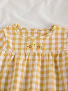 Vintaside Kids Bộ đồ bé gái gồm áo tay dài cổ tròn kẻ caro thêu hoa và quần jean rách, kiểu dáng thường ngày, phù hợp cho cả đi chơi và nghỉ lễ. - Màu vàng - Xem 3