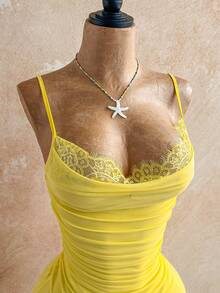 Soleia 女士性感纯色蕾丝拼接吊带迷你连衣裙 - 淡黃色 - 查看 3