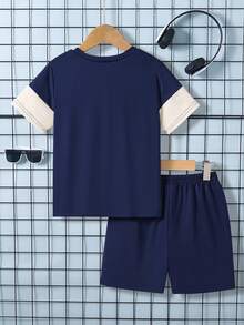 SHEIN Set de 2 piezas: Camiseta de manga corta de cuello redondo + Pantalones cortos, estilo callejero para niños pequeños, para verano, escapadas, vacaciones, viajes, relajación, tomar el sol - Azul - Ver 2