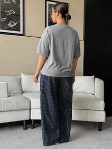 Dazy Plus 大码女式休闲纯色短袖宽松上衣搭配格子直筒裤睡衣套装，春夏秋季 - 灰色 - 查看 2