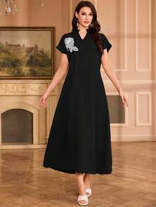 Al Najma Vestido elegante con cuello Mao, mangas raglán y bordado floral en el cuello - Negro - Ver 5