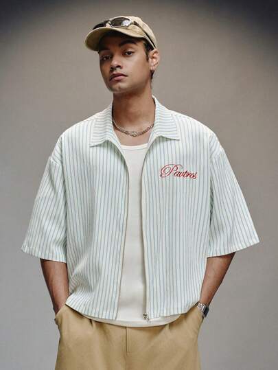  Camisa de manga corta casual con rayas verticales para hombres, ideal para el Día de San Valentín, primavera a verano, Mardi Gras, vintage, ropa urbana, fiesta, Día de San Patricio, salir. Camisa de punto con cremallera y estampado en inglés "PAVTROS" de tela a rayas de manga corta para hombres