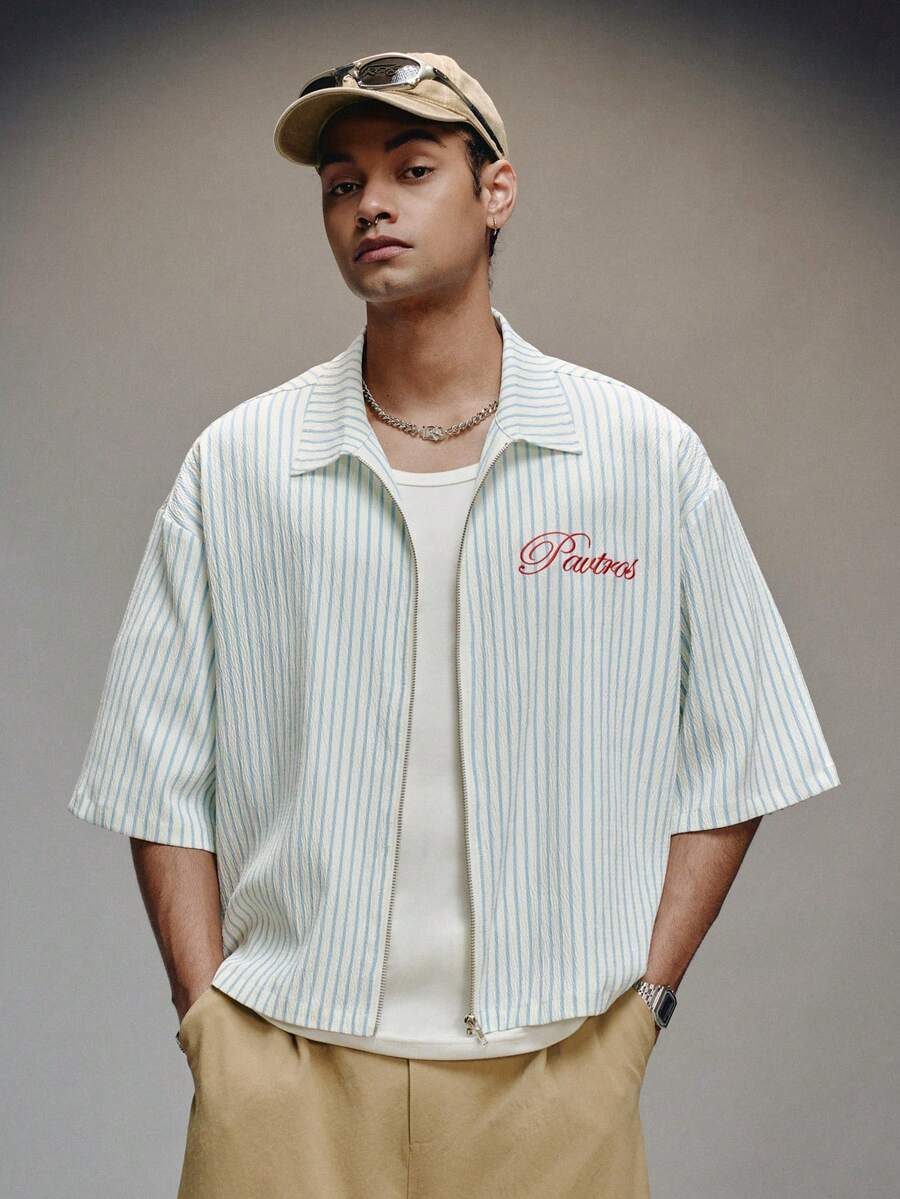 男士休闲竖条纹短袖衬衫，适合情人节、春夏、狂欢节、复古风、街头风、派对、圣帕特里克节、外出等场合。“PAVTROS”英文印花条纹面料拉链开襟短袖衬衫 - 白色 - 查看 1