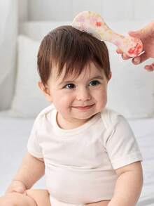 Cozy Pixies 两件套婴儿护理工具，包括梳子和花朵造型发刷，可轻柔梳理头发，也可用于婴儿洗澡。 - 彩色 - 查看 5