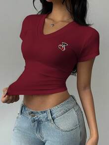 SHEIN BASICS Áo thun nữ cổ chữ V nhún bèo thêu họa tiết quả anh đào, kiểu dáng thường ngày, thích hợp cho mùa hè. - Màu Đỏ Sâu - Xem 7