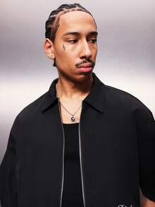 PLAYBOY X SUMWON Camisa con cremallera y estampado cursivo de manga corta con cuello de botones, una prenda esencial para hombres - Negro - Ver 5