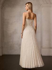 MOTF Soiréza 优雅无肩带女士长款派对礼服 | 饰有水钻的领口，褶裥裙身采用精致蕾丝面料，修身剪裁，适合新年晚会、正式派对、鸡尾酒会、夏季派对、婚礼、盛大晚宴等场合 | 搭配细带高跟鞋、精致珠宝和手拿包，尽显优雅气质 - 杏色 - 查看 4