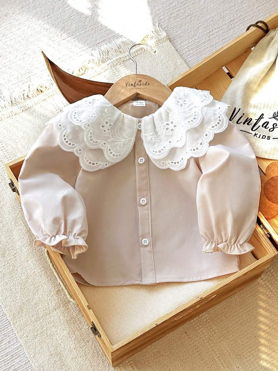 SHEIN Vintaside Kids Áo sơ mi dài tay cổ ren trắng cho bé gái, kiểu dáng thời trang đa năng với cổ tay bo chun, thoải mái và sành điệu cho mặc hàng ngày, mùa xuân/thu. - Màu be - Xem 1