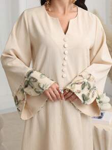 Al Najma فستان أنيق بأكمام طويلة وطبعات زهور على شبكة قماش، بأسلوب عربي أنيق، مقاسات كبيرة للنساء، موسم الخريف/الشتاء، بلون المشمش - لون مشمشي - مشاهدة 6