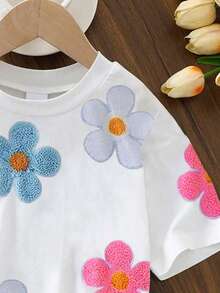 SHEIN 女童休闲时尚舒适简约花卉印花 T 恤和短裤套装，春夏 - 彩色 - 查看 4