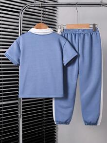 SHEIN Streecool Kids 男童休闲Polo衫套装（2件套），上衣采用撞色拼接设计，并饰有织唛，裤子采用撞色锥形裤腿设计，面料舒适，适合夏秋穿着。 - 霧霾藍 - 查看 2