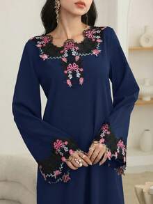Al Najma 女士秋季黑色褶皱长袖花卉刺绣荷叶边下摆优雅阿拉伯连衣裙 - 藏蓝色 - 查看 3