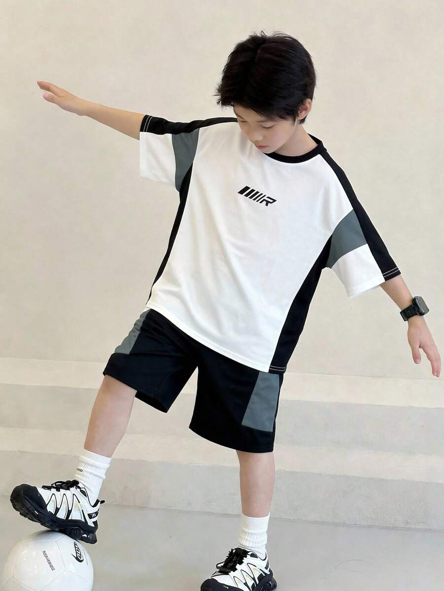 两件套男童运动休闲套装 - 柔软舒适,时尚百搭的圆领T恤,撞色拼接设计,搭配弹力腰带短裤,适合春秋夏季节穿着,是日常穿着、户外活动、上学、街头风、派对和休闲活动的理想之选。 - 白色 - 查看 1