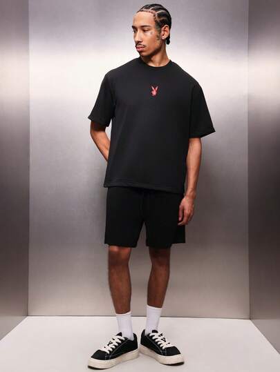 PLAYBOY X SUMWON Bộ đồ gồm áo thun và quần short in hình logo thỏ, cổ tròn, tay ngắn, chất liệu vải mài, dáng rộng thoải mái, phong cách đường phố thường ngày.