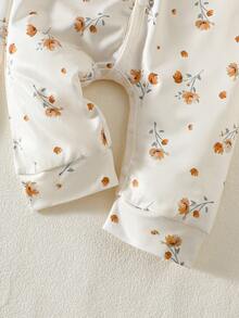 SHEIN 新生儿礼盒套装，包含长袖连体衣、襁褓、帽子、手套和围兜。连体衣采用全按扣设计，饰有精致蝴蝶结，适合0-9个月的男宝宝、女宝宝，男女通用。柔软舒适，亲肤透气，2026春夏新品。 - 杏色 - 查看 8