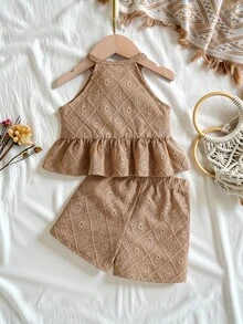 SHEIN Vintaside Kids 2件套女婴休闲日常时尚钩针纹理吊带背心和配套短裤套装，可爱度假装，适合夏季户外活动，优雅派对连衣裙，夏季套装，柔软女婴夏季套装，棕色系套装，夏季假日套装，2件套 - 卡其色 - 查看 2