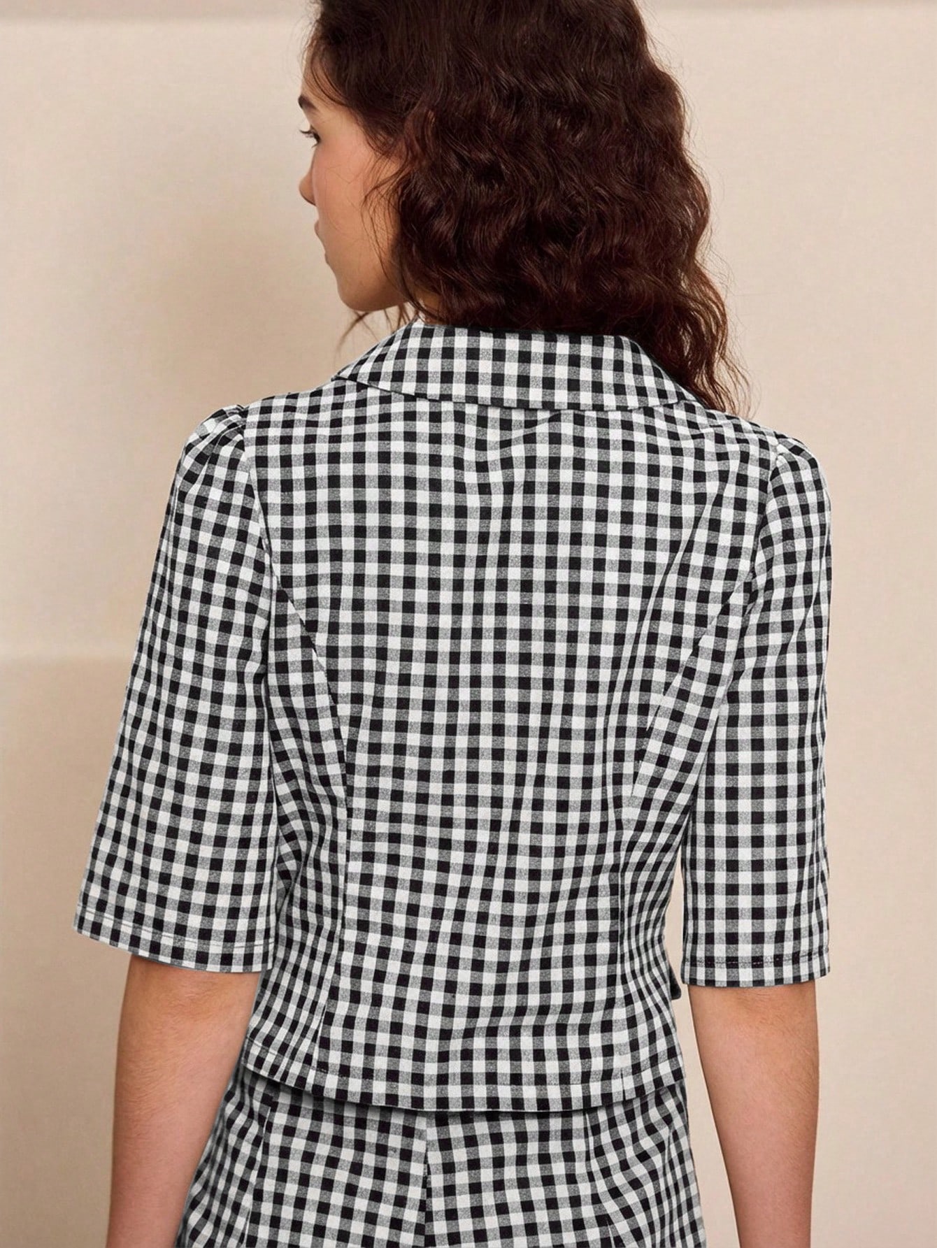 グリーンのギンガムチェックのボタンアップ半袖ジャケット。丸襟でキュートなヴィンテージスタイル。