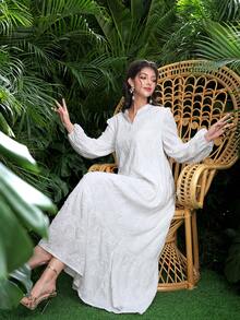SHEIN Najma 立领纽扣装饰刺绣面料灯笼袖喇叭下摆女士阿拉伯连衣裙 - 白色 - 查看 6