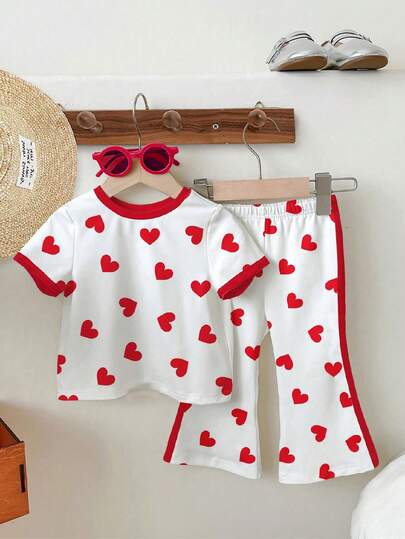 两件套女婴休闲可爱甜美红色爱心印花套装，包括圆领短袖上衣和喇叭裤，适合夏季外出穿着。