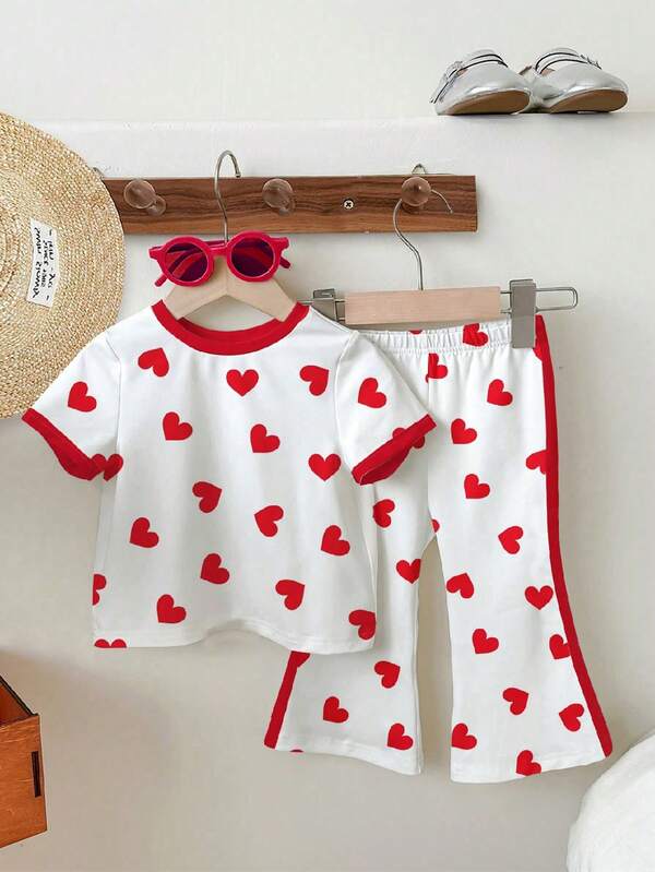 两件套女婴休闲可爱甜美红色爱心印花套装，包括圆领短袖上衣和喇叭裤，适合夏季外出穿着。