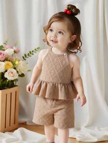 SHEIN Vintaside Kids 2件套女婴休闲日常时尚钩针纹理吊带背心和配套短裤套装，可爱度假装，适合夏季户外活动，优雅派对连衣裙，夏季套装，柔软女婴夏季套装，棕色系套装，夏季假日套装，2件套 - 卡其色 - 查看 3