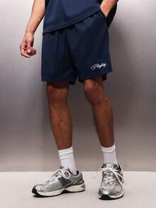 PLAYBOY X SUMWON Bộ đồ nam màu xanh hải quân gồm áo polo và quần short, kiểu dáng đồng bộ, thích hợp cho mùa hè. Áo cổ bẻ kết hợp với quần short có dây rút ở eo. - Màu xanh lam - Xem 4