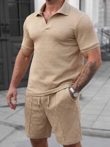 Manfinity Homme Bộ 2 món gồm áo polo nam thoải mái, họa tiết hình học dập nổi và quần short cạp chun có dây rút, thích hợp cho kỳ nghỉ, tiệc tùng, đi chơi, thể thao, công sở, phong cách Nhật Bản cổ điển, mùa xuân/thu, tuyệt vời để mặc hoặc làm quà tặng. - Màu Khaki - Xem 1