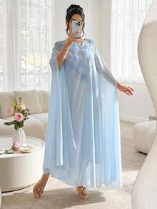 Al Najma 花卉贴花斗篷袖长罩衫裙 - 藍色 - 查看 3