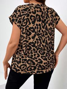 SHEIN Clasi 大码女式优雅豹纹V领蝙蝠袖短袖衬衫 - 卡其色 - 查看 2