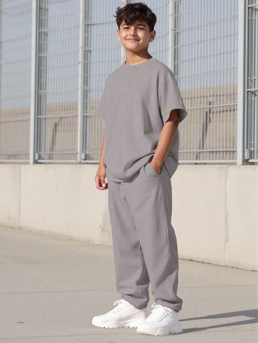 Vacaura 青少年男孩两件套休闲套装，包括一件宽松圆领落肩宽松袖口上衣，搭配纯色直筒裤。面料舒适，适合夏秋两季穿着。 - 灰色 - 查看 1