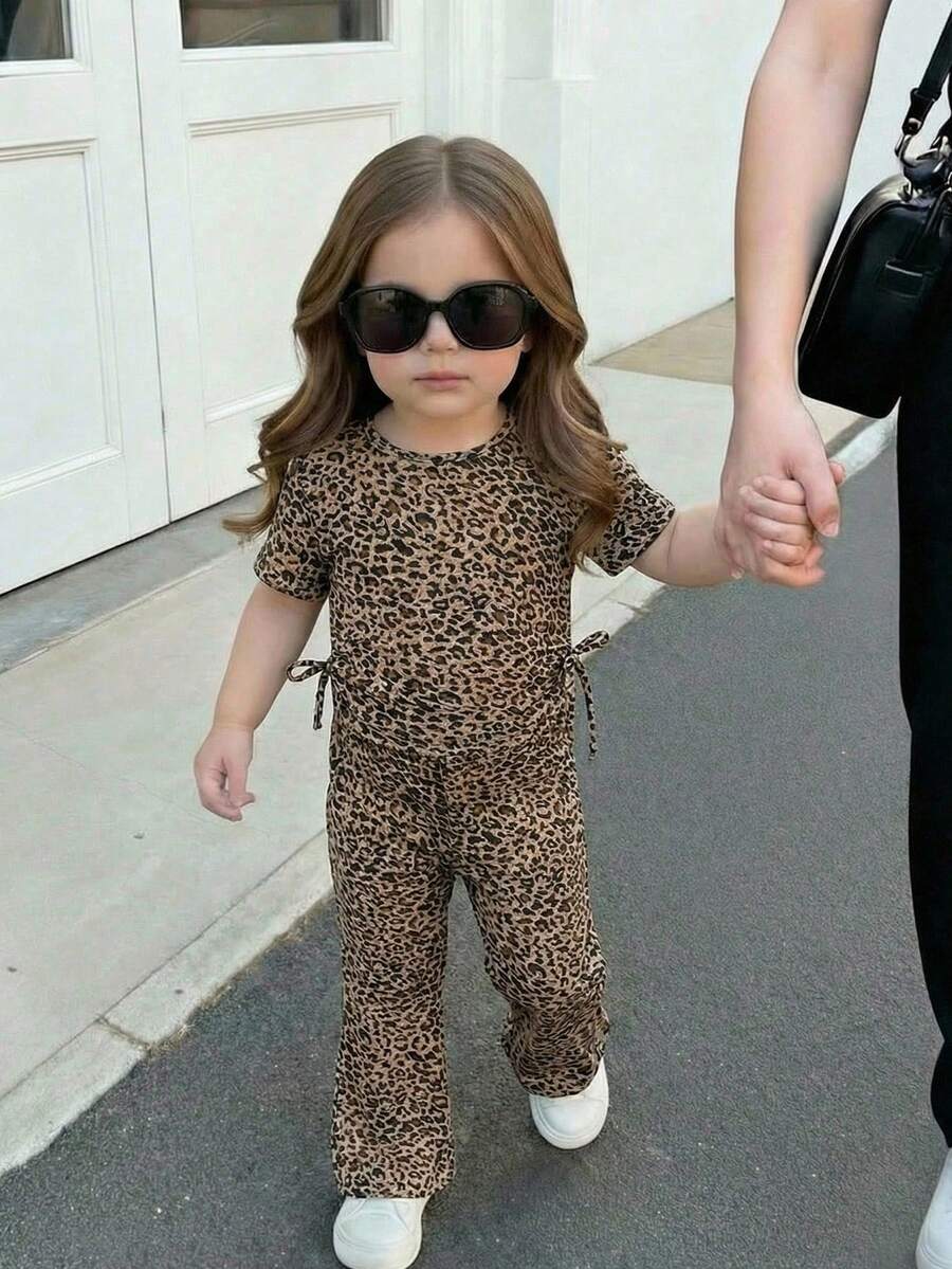 SHEIN Conjunto de top de manga corta y pantalones acampanados con estampado de leopardo, look casual y lindo para niña bebé - Multicolor - Ver 1