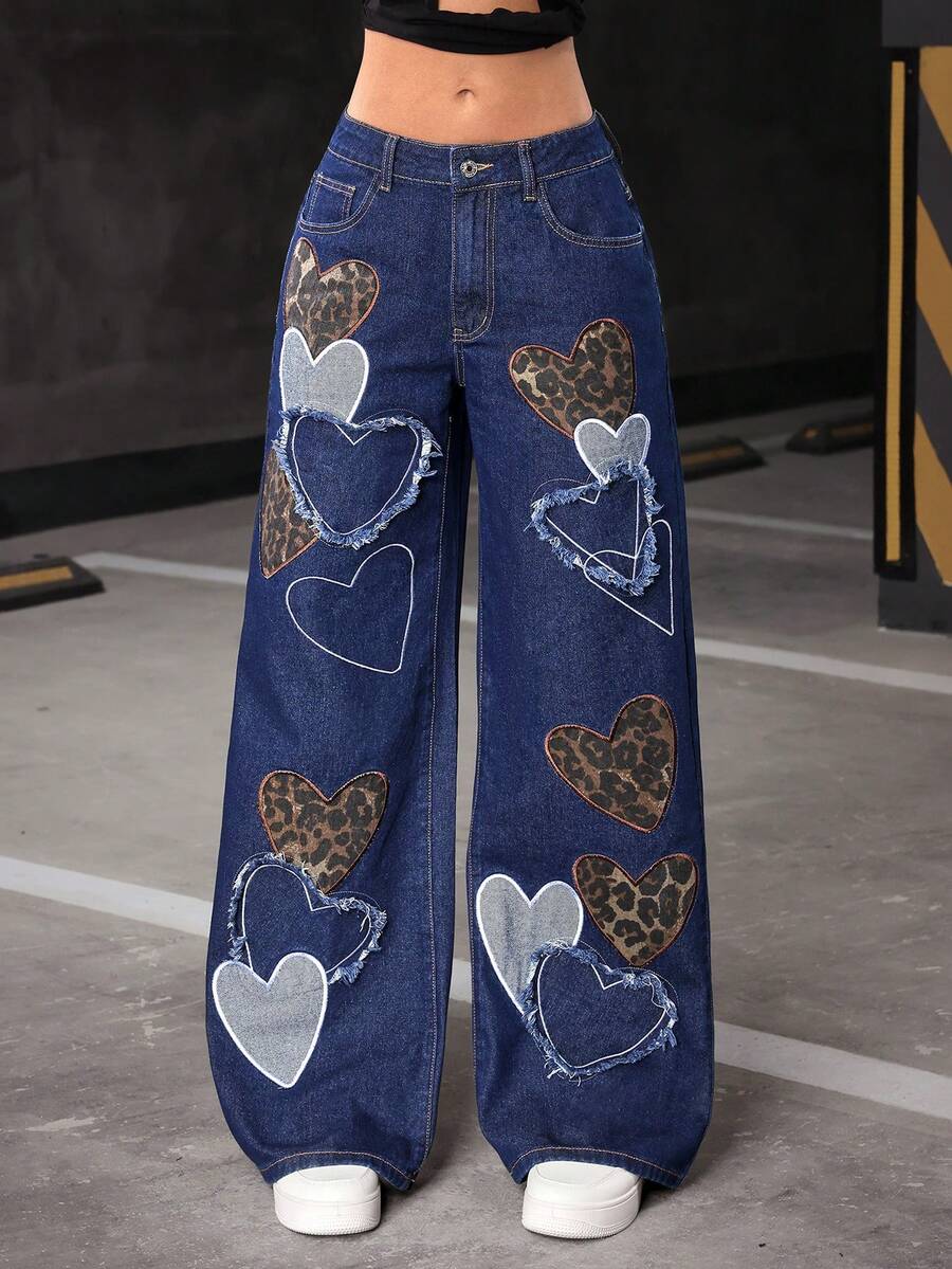 Flirla Jeans de pierna ancha con patrón de corazón de leopardo bordado - Azul lavado oscuro - Ver 1