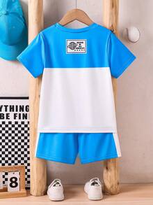 SHEIN Streecool Kids 两件套男童运动休闲圆领短袖数字印花T恤和印花运动短裤套装，饰有缎带，适合春夏日常穿着、运动、户外活动、上学、聚会、度假等场合。 - 淺藍色 - 查看 2
