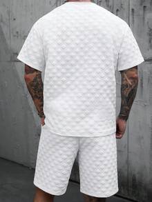 Manfinity CasualCool 男士针织T恤套装，菱形提花图案，时尚百搭，适合日常穿着，彰显男士绅士风范，休闲日常、周末旅行、户外活动、探险旅行、轻松的工作环境或半正式场合，也是送给男友/丈夫、周年纪念/生日、派对、夏季假期、婚礼、春夏、复活节等场合的理想之选。此外，还有男士白色绗缝短袖T恤短裤套装，休闲夏季两件套，白色短裤套装，男士两件套白色套装，男士休闲短裤两件套，男士夏季两件套，男士夏季运动套装。 - 白色 - 查看 3