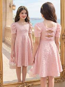 SHEIN Elladie kids Robe à manches courtes unie en jacquard rose pour fille, style doux et frais, manches bouffantes, nœud papillon, à la mode et rétro, élégante et princesse - Rose bonbon - Voir 1
