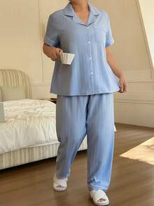 Dream Adore Conjunto de pijama de manga corta con cuello abierto, elegante y minimalista, con rayas verticales texturizadas y tejidas para mujer de talla grande - Celeste - Ver 5