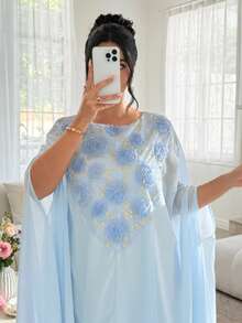 Al Najma 花卉贴花斗篷袖长罩衫裙 - 藍色 - 查看 2