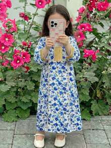 SHEIN 女童碎花拼接简约长袖休闲阿拉伯连衣裙，端庄大方，宽松V领撞色碎花蕾丝边连衣裙，适合春夏度假穿着，带流苏 - 藍白色 - 查看 6