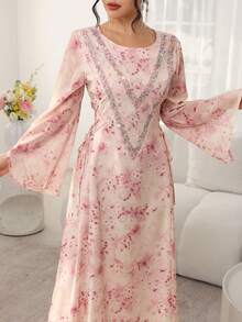 Al Najma 优雅圆领串珠侧系腰带喇叭袖长袍，春夏款 - 彩色 - 查看 1