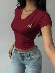 SHEIN BASICS Áo thun nữ cổ chữ V nhún bèo thêu họa tiết quả anh đào, kiểu dáng thường ngày, thích hợp cho mùa hè. - Màu Đỏ Sâu - Xem 5