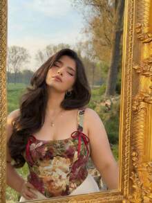 SHEIN MOD Áo tank top cỡ lớn phong cách retro họa tiết hoa, có dây buộc phía trước và phía sau, kiểu corset, áo tank top mùa đông, áo tank top đi chơi, đồ đi biển cho nữ, đồ mặc nhà, đồ dự tiệc cho nữ, đồ mặc đêm giao thừa, áo corset nữ phong cách vintage họa tiết hoa hồng đỏ tía, vải jacquard dệt họa tiết hoa, cổ vuông, không tay, dây đeo bản rộng với chi tiết nơ ruy băng satin và phần thân áo có gấu nhọn. - Nhiều màu - Xem 5